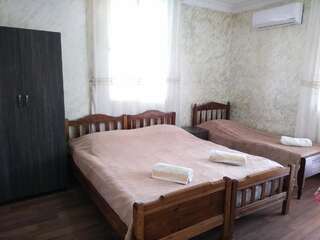 Мини-отель Guest House Nika & Nina Кобулети Трехместный номер-10
