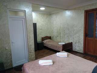 Мини-отель Guest House Nika & Nina Кобулети Трехместный номер-41